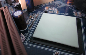 背膠和玻纖增強對散熱矽膠墊片的導(dǎo)熱性能有什么影響？